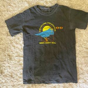 “Birds aren’t real” funny T-shirt, great condition, size S
